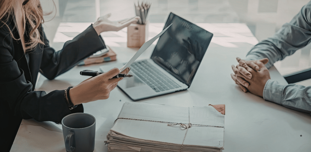 Illustration of a discussion about how buyers evaluate secured and unsecured business notes.